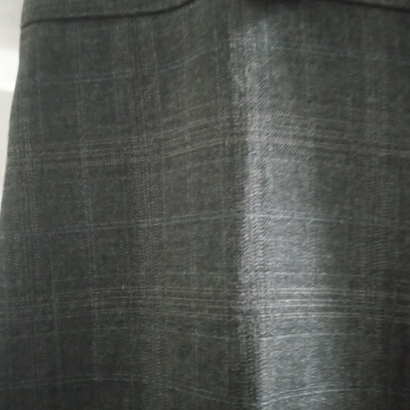 Size 6 pants by Tribal. Stretch in waistband, clasp closure. Flattering draping. - Picture 3 of 5